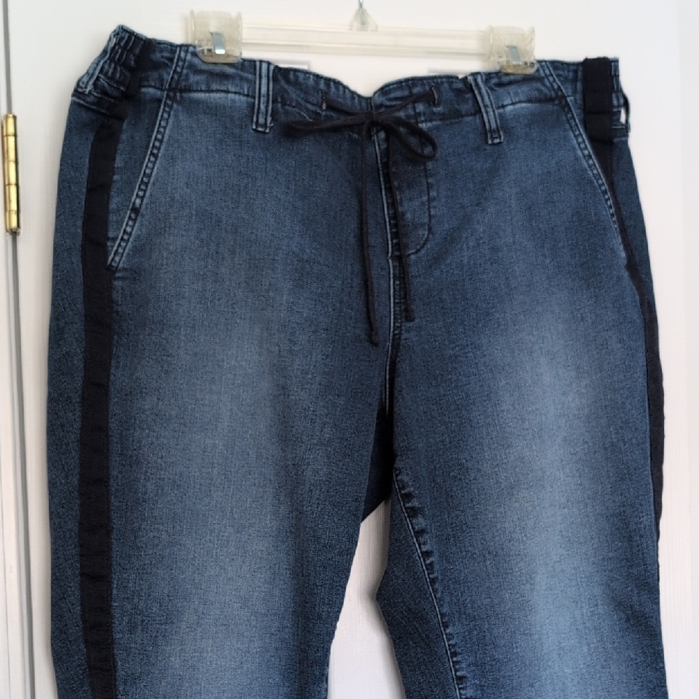 Stylish Blue Boyfriend Jeans with Black Accents